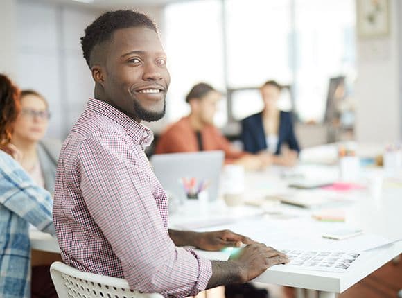 Person bei einem Meeting in der Gruppe